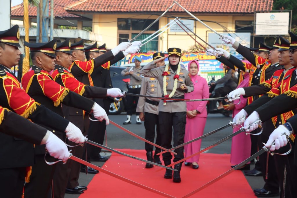 Tiba di Polres Sukabumi Kota, AKBP Rita Suwadi Disambut Dua Pocil