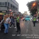 Strong Point, Unit Lantas Polsek Sukalarang Gatur Lalu Lintas Pagi Demi Kelancaran Jalan