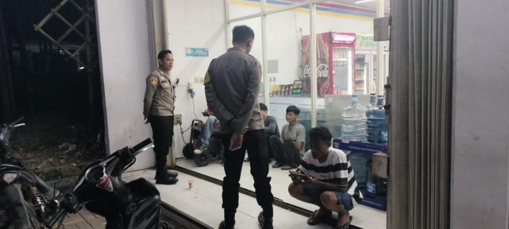 Polisi Patroli Malam,Polsek Sukalarang Sambangi  Minimarket Dan Dialogis Dengan Masyarakat