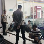 Polisi Patroli Malam,Polsek Sukalarang Sambangi  Minimarket Dan Dialogis Dengan Masyarakat