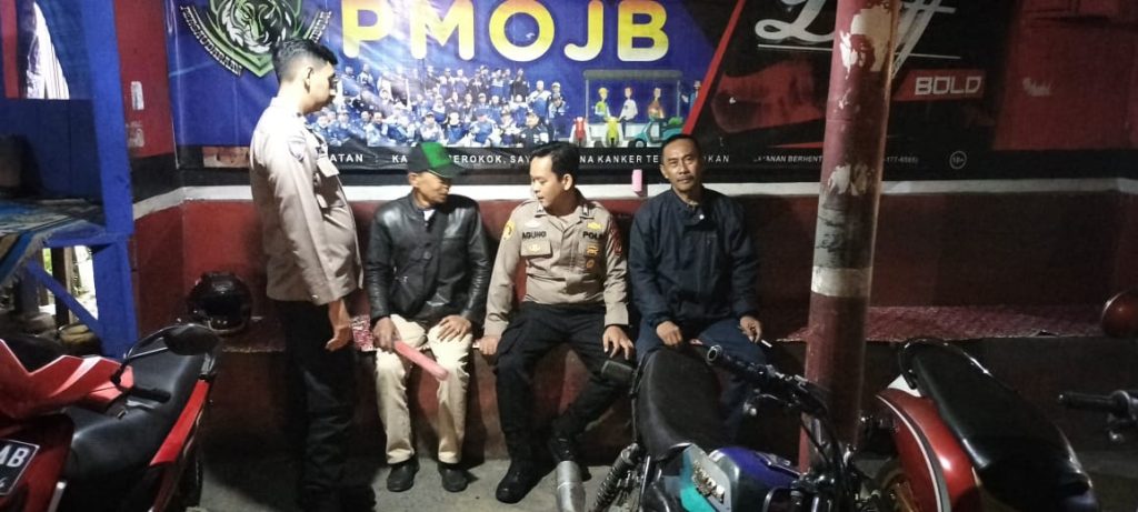 Patroli Strong Point Malam Polsek Sukalarang Dialogis Dengan Masyarakat Wujudkan Situasi Kamtibmas Yang Aman