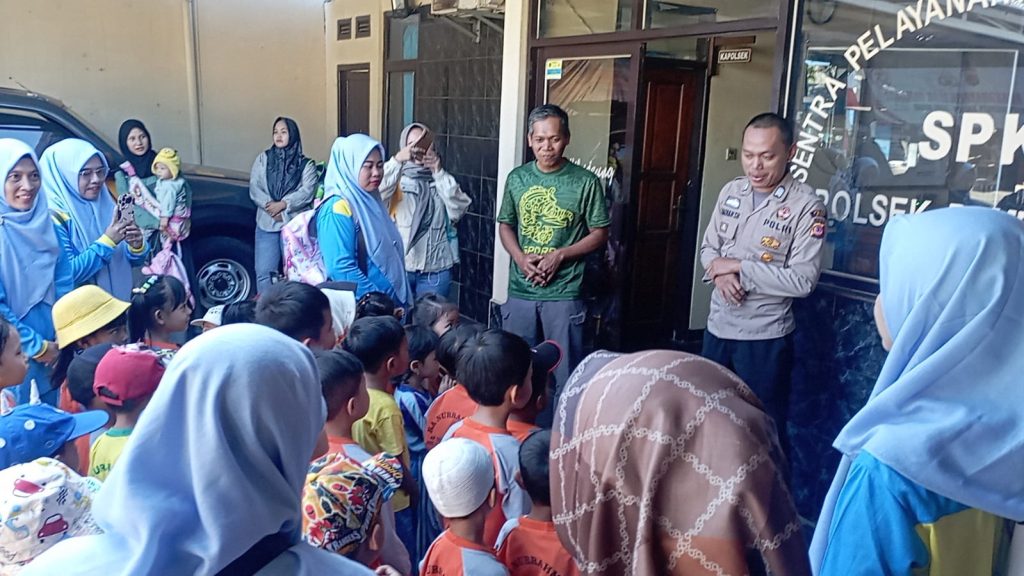 Polsek Pameungpeuk Berikan Edukasi Lalu Lintas