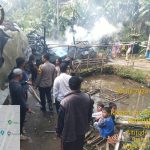 Polsek Pasirwangi Bantu Padamkan Kebakaran Rumah Semi Permanen