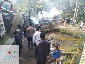 Polsek Pasirwangi Bantu Padamkan Kebakaran Rumah Semi Permanen