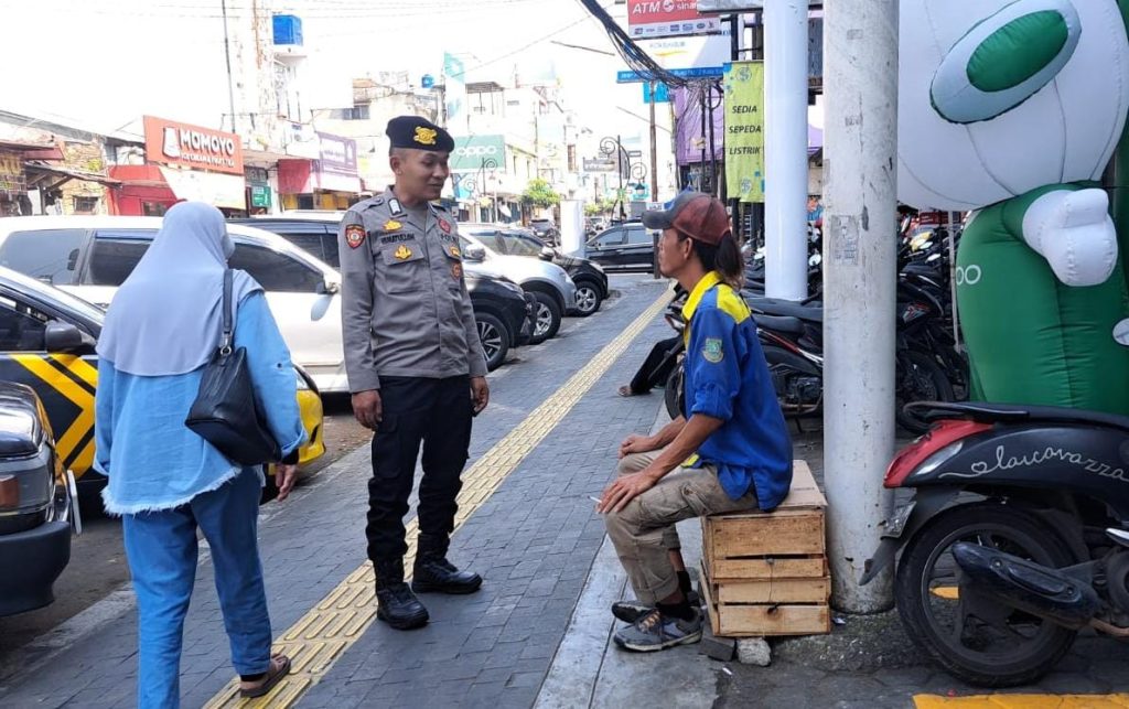 Anggota Samapta Polsek Cikole Berikan Himbauan Kepada Petugas Parkir