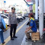 Anggota Samapta Polsek Cikole Berikan Himbauan Kepada Petugas Parkir