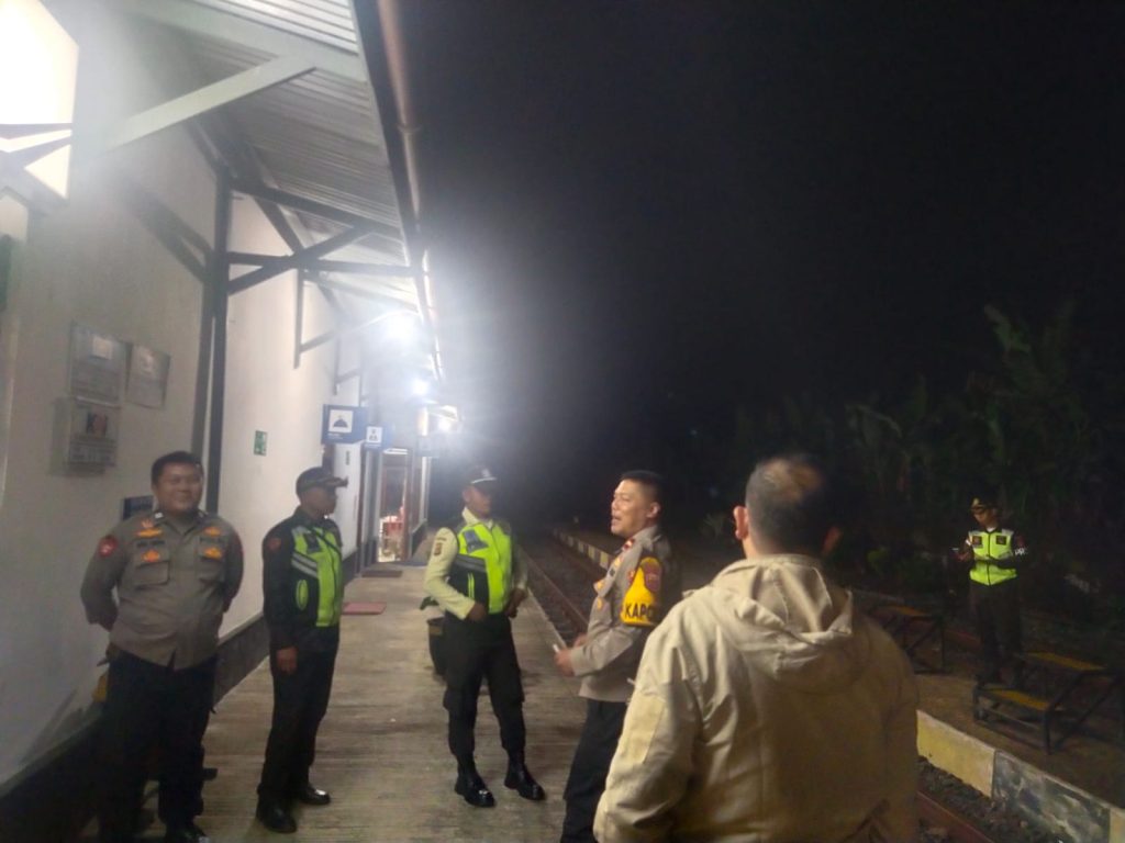 Ciptakan Kamtibmas Kondusif Polsek Cireunghas Gelar Patroli Malam di Sekitar Stasiun