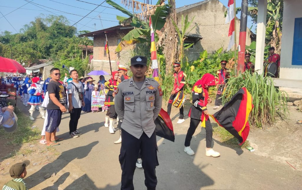 Anggota polsek kadudampit laksanakan Pengamanan Giat pawai karnaval dalam rangka Perpisahan dan Kenaikan Kelas