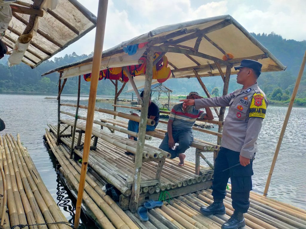 Personil Polsek kadudampit Melaksanakan giat Patroli tempat wisata situgunung.