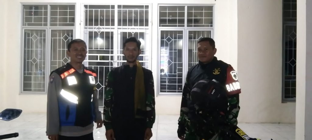 Bhabinkamtibmas dan Babinsa, melaksanakan patroli malam Kontrol piket desa dan kegiatan siskamling