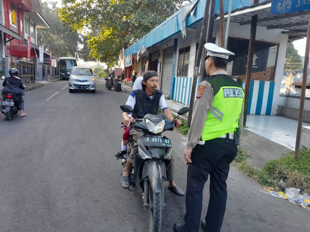 Unit lantas Polsek Warudoyong Polres Sukabumi Kota laksanakan Dikmas Lantas