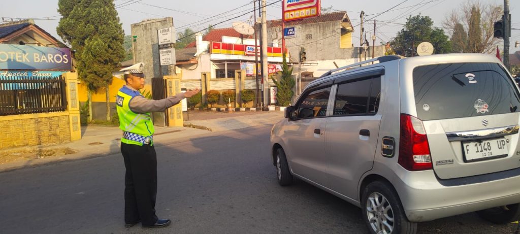 Gatur pagi, bentuk pelayanan personil polsek baros kepada masyarakat.