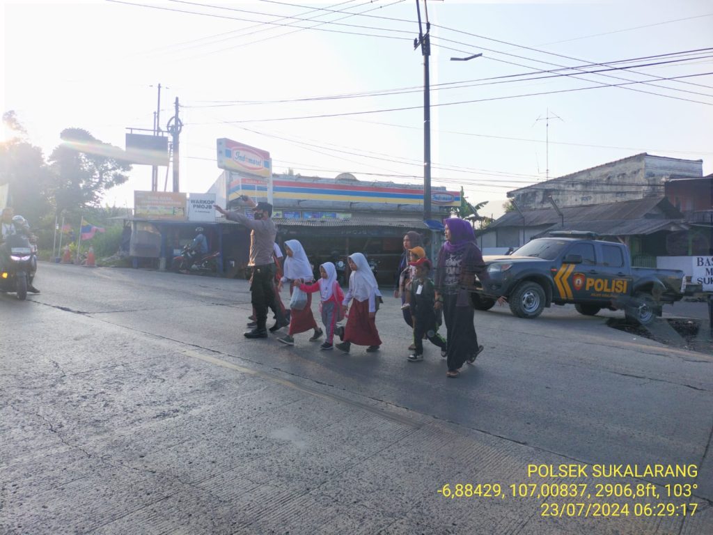 Pastikan Keselamatan Anak Sekolah, Personil Sektor Sukalarang Gatur Lalin Pagi