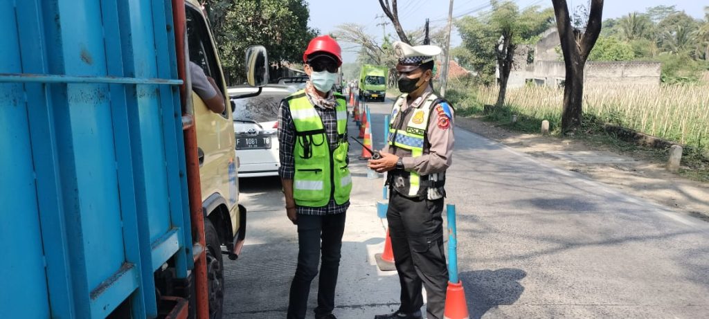 Anggota Unit Lantas dan Unit Samapta Polsek Sukalarang Atur Lalu Lintas di Lokasi Perbaikan Jalan Nasional