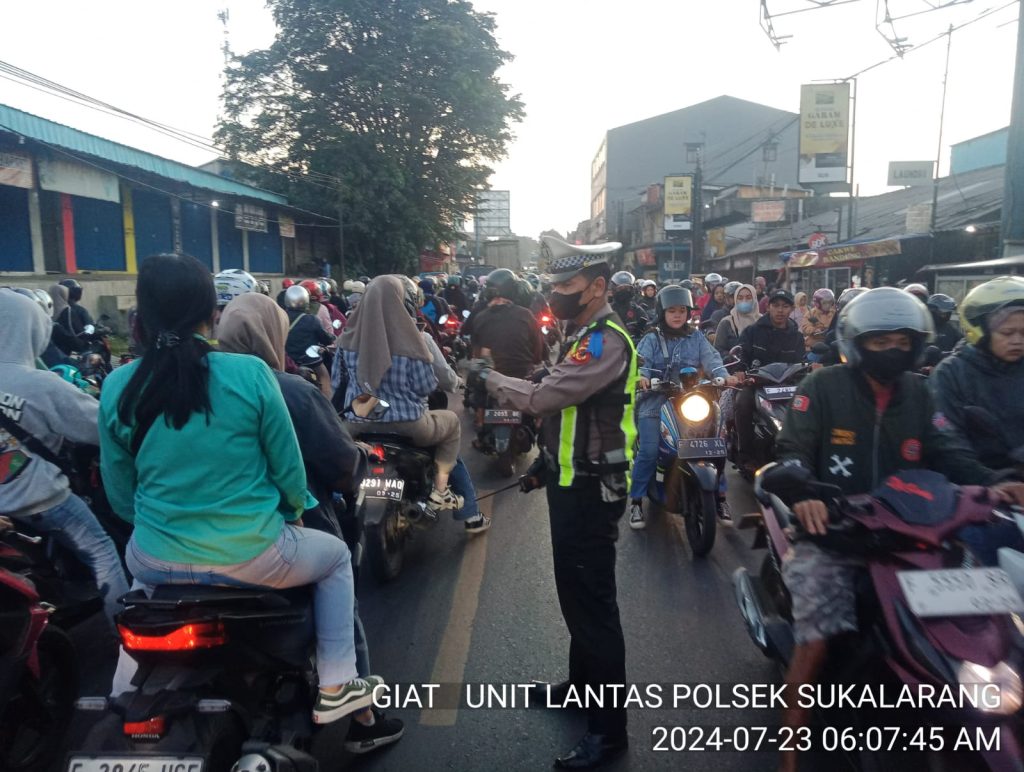 Strong Point, Polsek Sukalarang Gatur Lalu Lintas Pagi Demi Kelancaran Jalan Pasca Masuk Karyawan