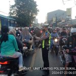 Strong Point, Polsek Sukalarang Gatur Lalu Lintas Pagi Demi Kelancaran Jalan Pasca Masuk Karyawan