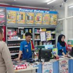 Polisi Patroli Malam Sambangi Minimarket Dan Dialogis Dengan Masyarakat