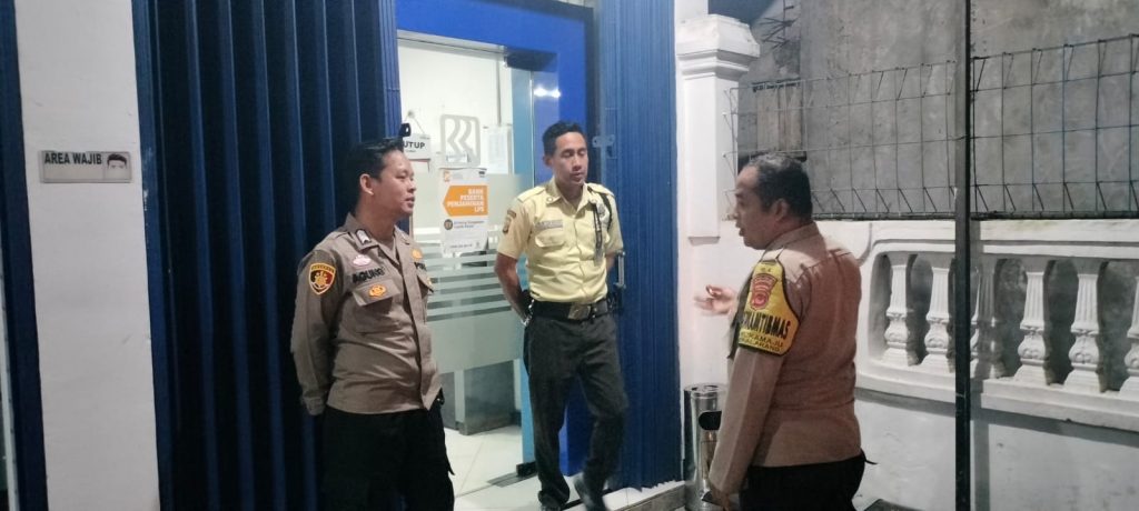 Personil Samapta Polsek Sukalarang Patroli Malam Hari Sambangi ATM BRI Cegah Kejahatan Perbankan