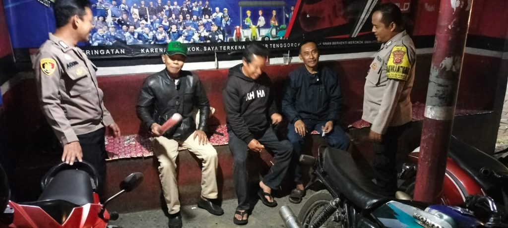 Patroli Strong Point Malam Dialogis Dengan Masyarakat Wujudkan Situasi Kamtibmas Yang Aman