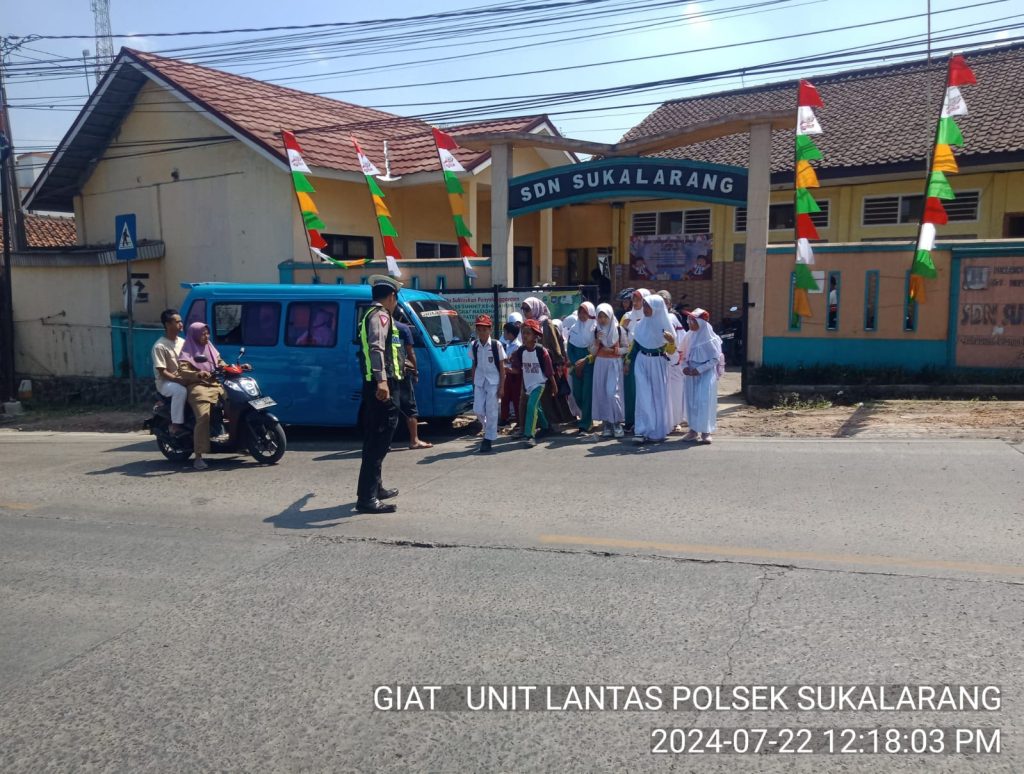 Unit Lantas Sektor Sukalarang Lakukan Strong Poin Saat Siswa Pulang Sekolah