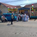 Unit Lantas Sektor Sukalarang Lakukan Strong Poin Saat Siswa Pulang Sekolah