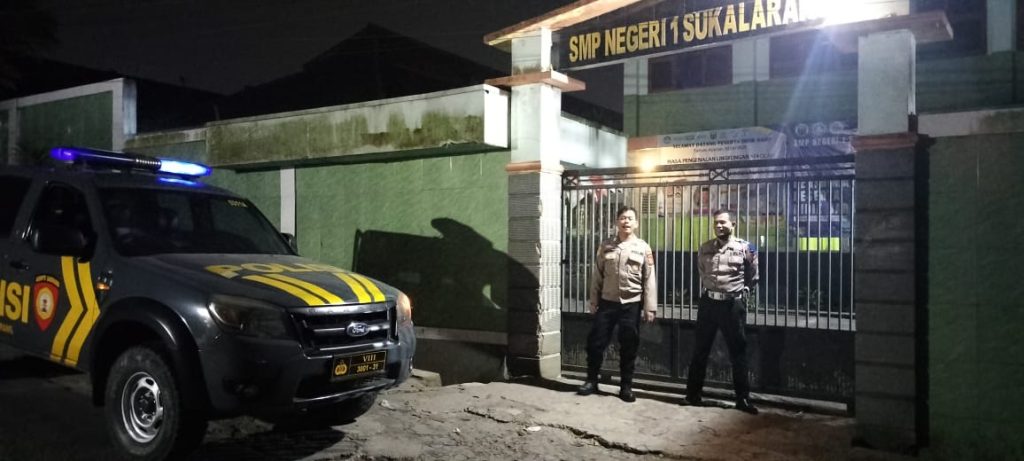 Sambangi Sekolah Ketika Patroli Malam Salah Satu Upaya Polsek Sukalarang Dalam Mencegah Aksi Kejahatan Malam Hari