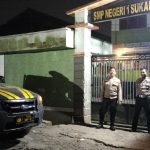 Sambangi Sekolah Ketika Patroli Malam Salah Satu Upaya Polsek Sukalarang Dalam Mencegah Aksi Kejahatan Malam Hari