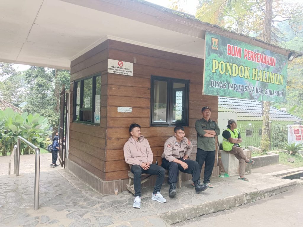 Anggota Samapta Polsek Sukabumi Polres Sukabumi Kota Sukabumi Melaksanakan kegiatan Dialogis Wisata dengan Warga