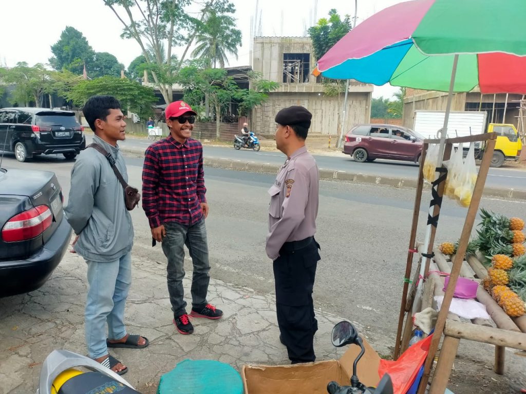 Guna menciptakan keamanan yang kondusif, unit Samapta Polsek Cibeureum Patroli Dialogis dan Sambangi Warga