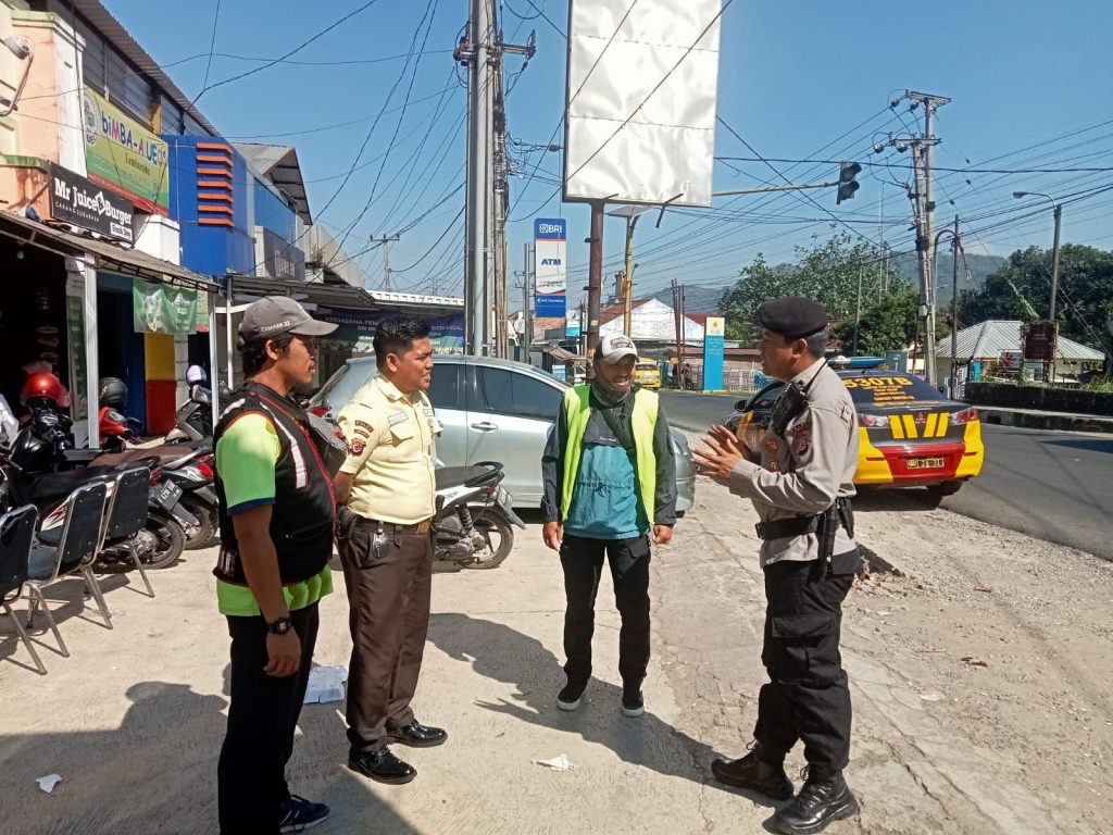 Polsek Lembursitu melakukan patroli wilayah Kecamatan Lembursitu Kota Sukabumi