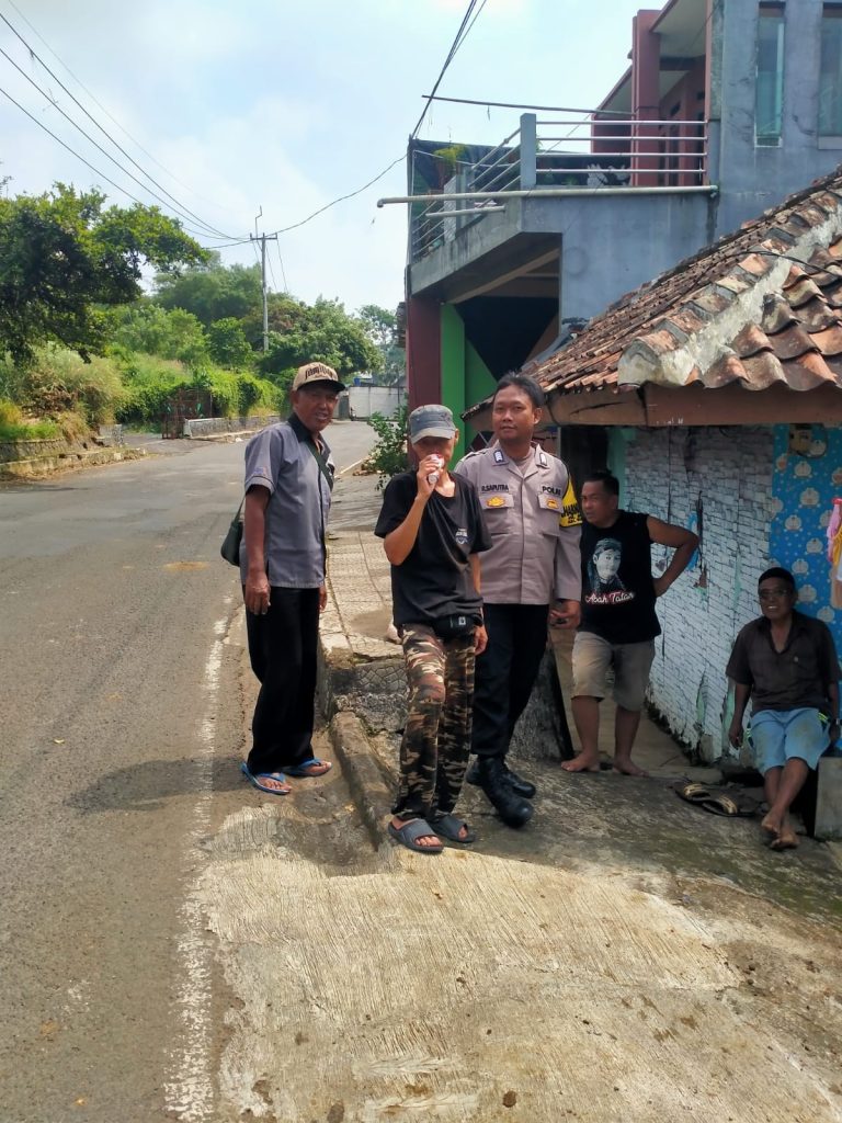 Bhabinkamtibmas Bersinergi dengan Babinsa Sambangi Warga Untuk Tingkatkan Harkamtibmas