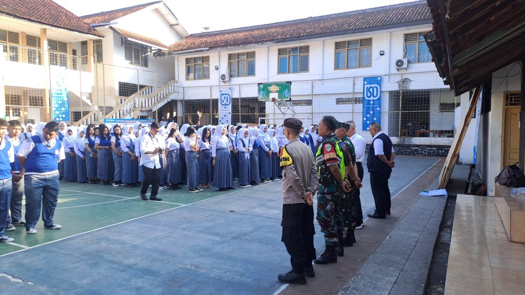 Sinergitas TNI Polri Melaksanakan Pelatihan PBB Kepada Siswa Siswi SMK PGRI Kota Sukabumi.