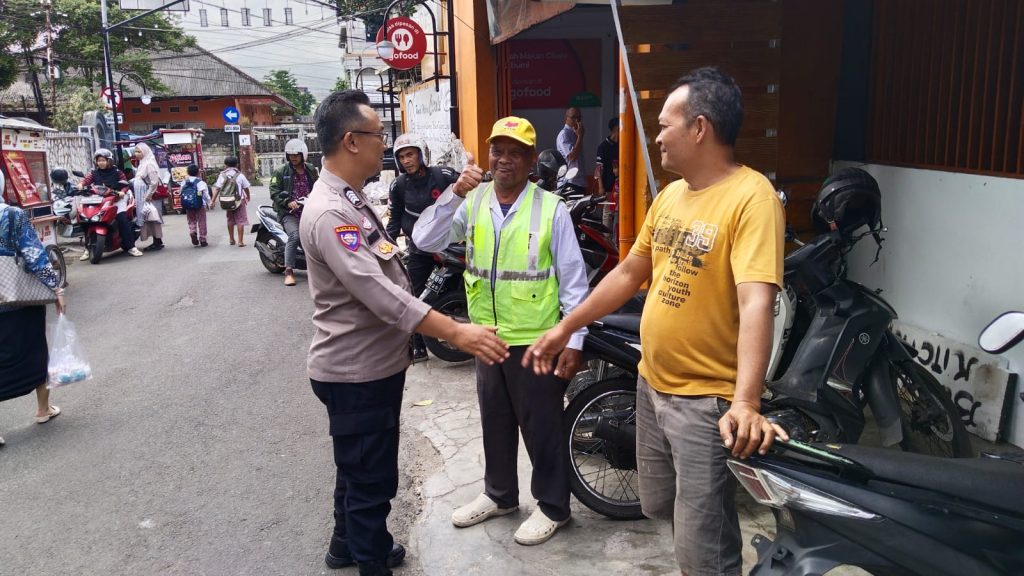 Polsek Cikole Laksanakan Patroli Dan Sambang Dengan Juru Parkir