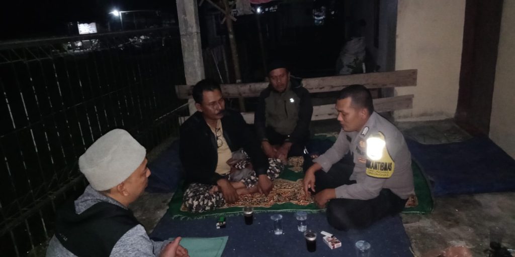 Patroli Malam , Bhabinkamtibmas Polsek Cireunghas Sambangi Warga di Pos Ronda