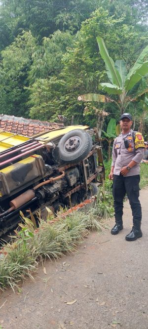 Polsek Banjarwangi Polres Garut Cek Tkp Kecelakaan Tunggal Kendaraan Di Desa Bojong
