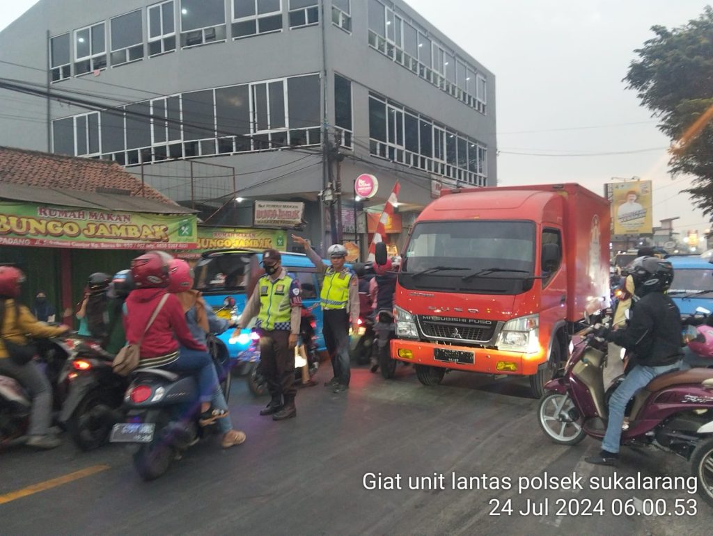 Antisipasi Kemacetan Pagi, Unit Lantas Polsek Sukalarang Melaksanakan Gatur Lalin Saat Jam Masuk Karyawan