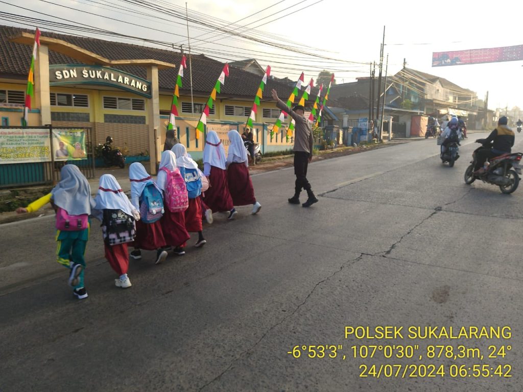 Wujud Kepedulian, Polisi Bantu Anak-Anak Sekolah Menyeberang Jalan