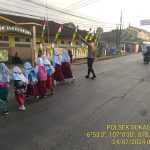 Wujud Kepedulian, Polisi Bantu Anak-Anak Sekolah Menyeberang Jalan