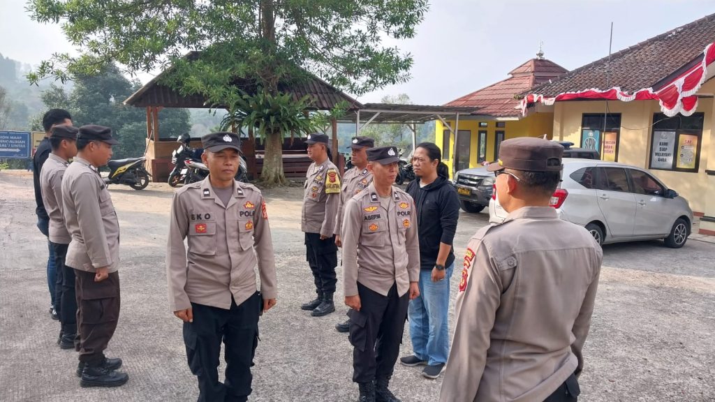 Apel Pagi dan pengecekan kelengkapan personil polsek kadudampit sebagai bentuk kedisiplinan dan kesiapsiagaan Polsek Kadudampit