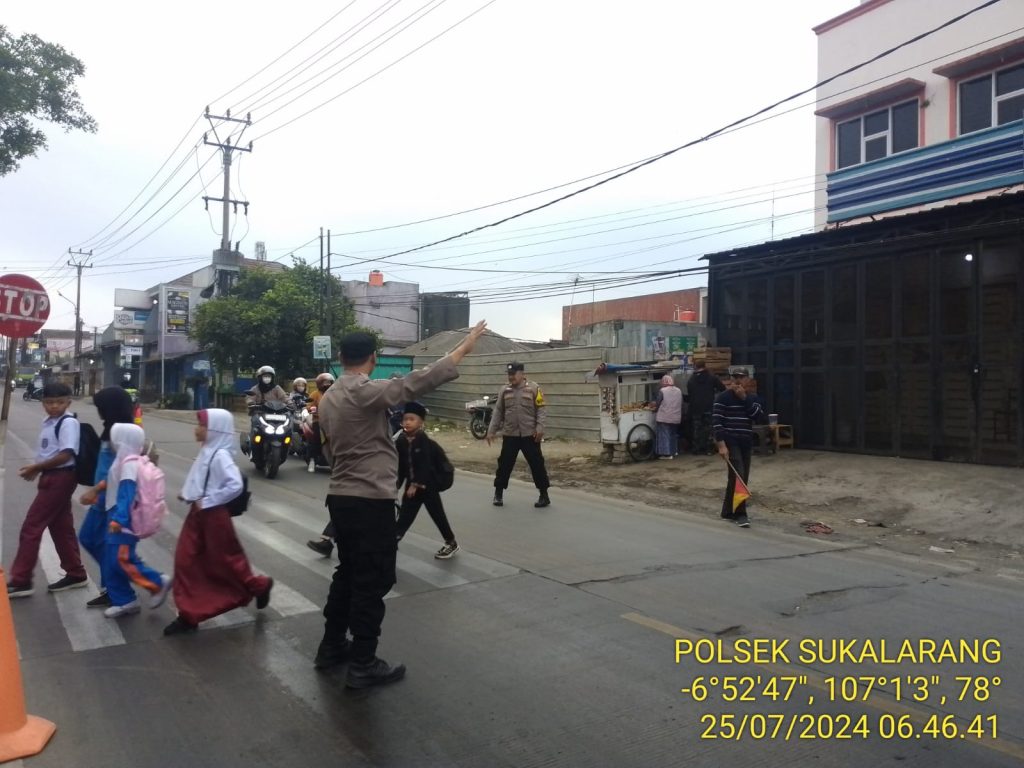 Pastikan Keselamatan Murid Sekolah, Personil Sektor Sukalarang Gatur Lalin Pagi