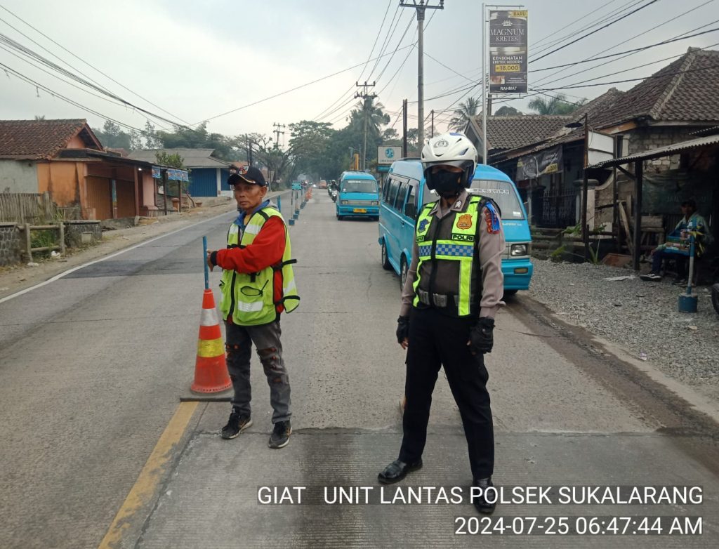 Anggota Unit Lantas Polsek Sukalarang Atur Lalu Lintas Pagi di Lokasi Perbaikan Jalan Nasional