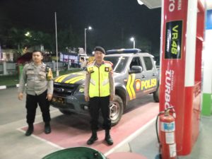 Polisi Sambangi SPBU Malam Hari, Sampaikan Pesan Kamtibmas