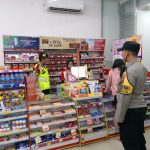 Polisi Patroli Malam Sambangi  Minimarket Dan Dialogis Dengan Karyawan