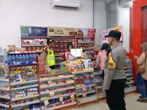 Polisi Patroli Malam Sambangi  Minimarket Dan Dialogis Dengan Karyawan