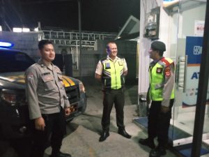 Personil Samapta Polsek Sukalarang Patroli Malam Hari Sambangi ATM BRI Cegah Kejahatan Perbankan