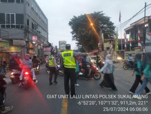 Antisipasi Kemacetan Pagi, Unit Lantas Polsek Sukalarang Laksanakan Gatur Lalin Saat Jam Masuk Karyawan