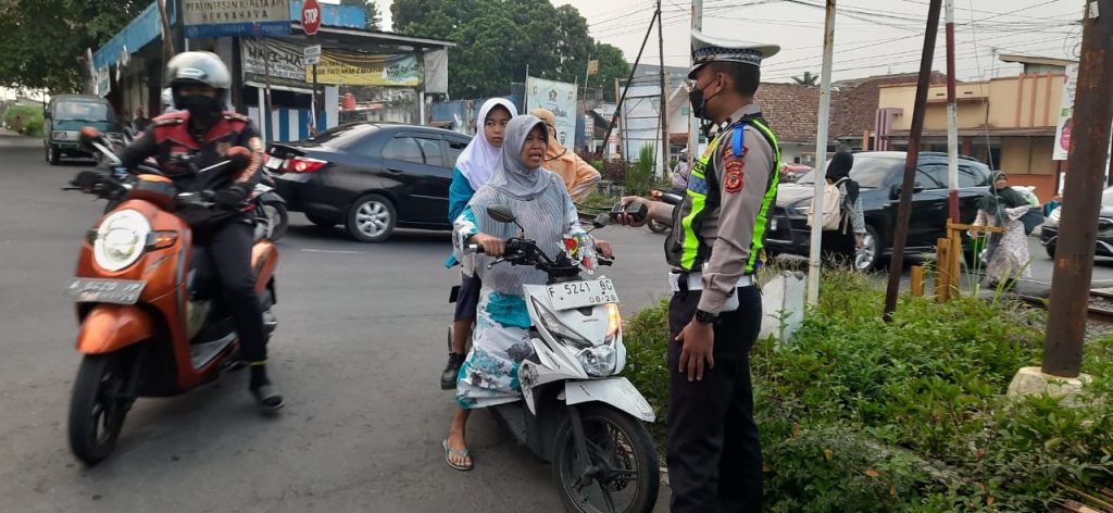 Unit lantas Polsek Warudoyong Polres Sukabumi Kota laksanakan Dikmas Lantas