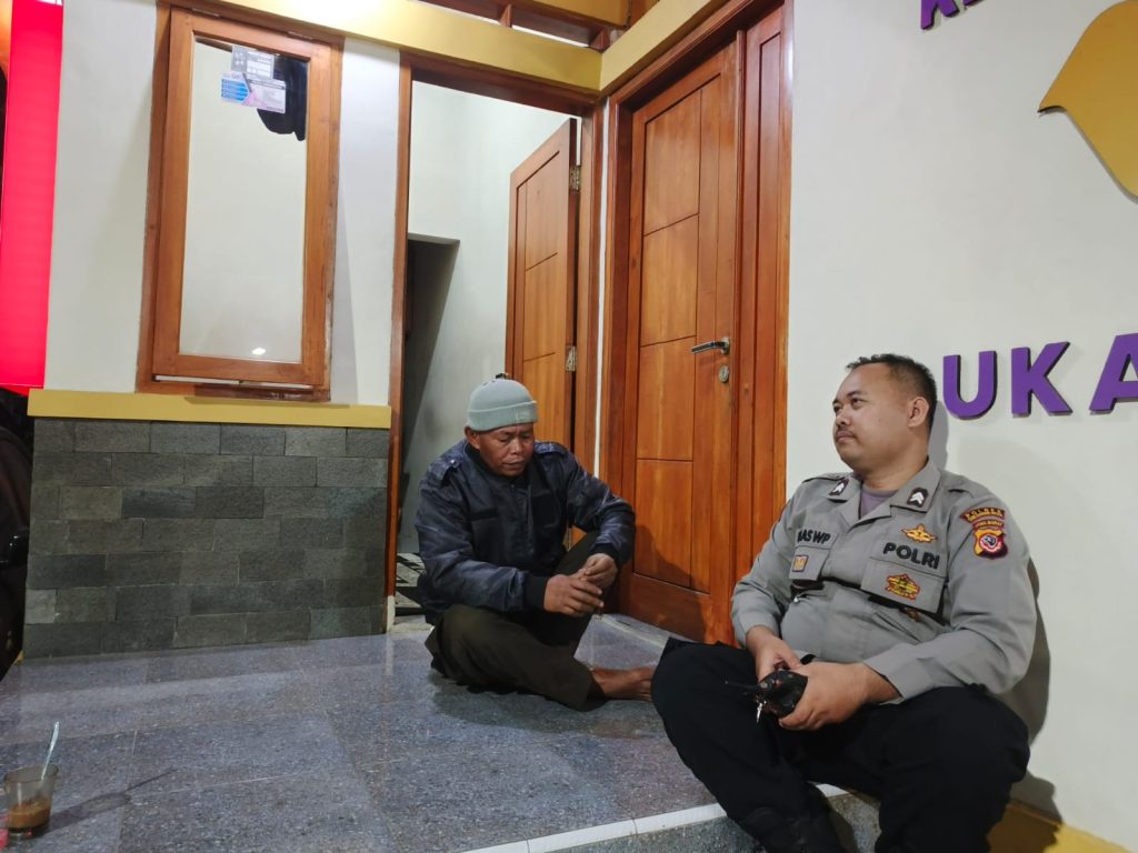 Guna menciptakan keamanan dan kondusif, Polsek Gunungguruh Patroli Dialogis dan Sambangi Warga