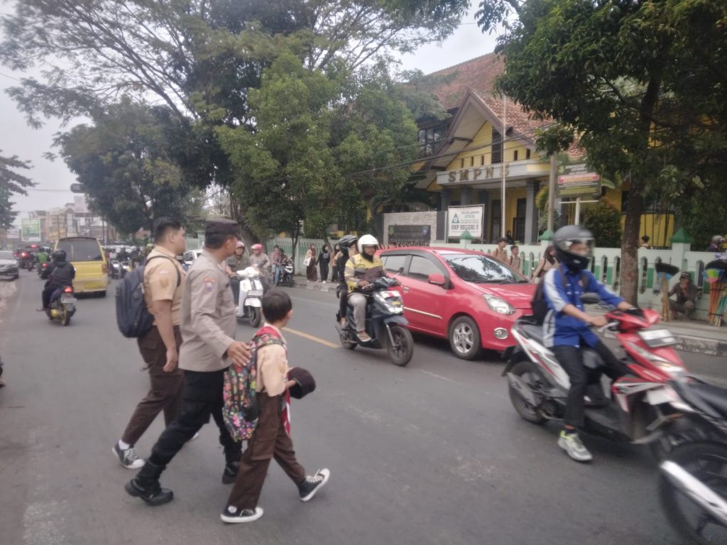 Berikan Pelayanan Pagi, Polsek Cikole Laksanakan Giat Pengaturan