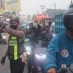 Antisipasi Kemacetan Pagi, Unit Lantas Polsek Sukalarang Melaksanakan Gatur Lalin Saat Jam Masuk Karyawan